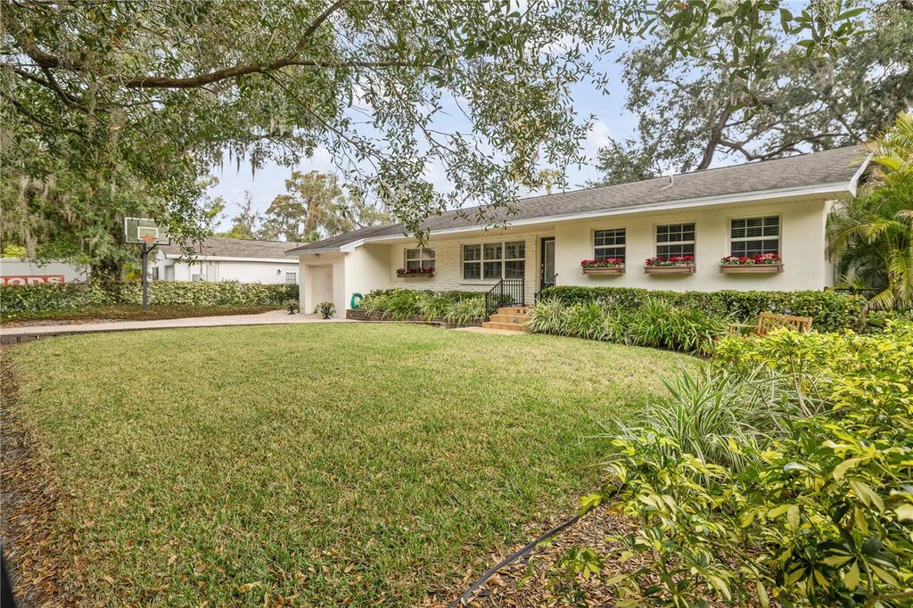 Photo of 1418 E Park Circle, Tampa, FL 33604 (MLS # TB8512746)
