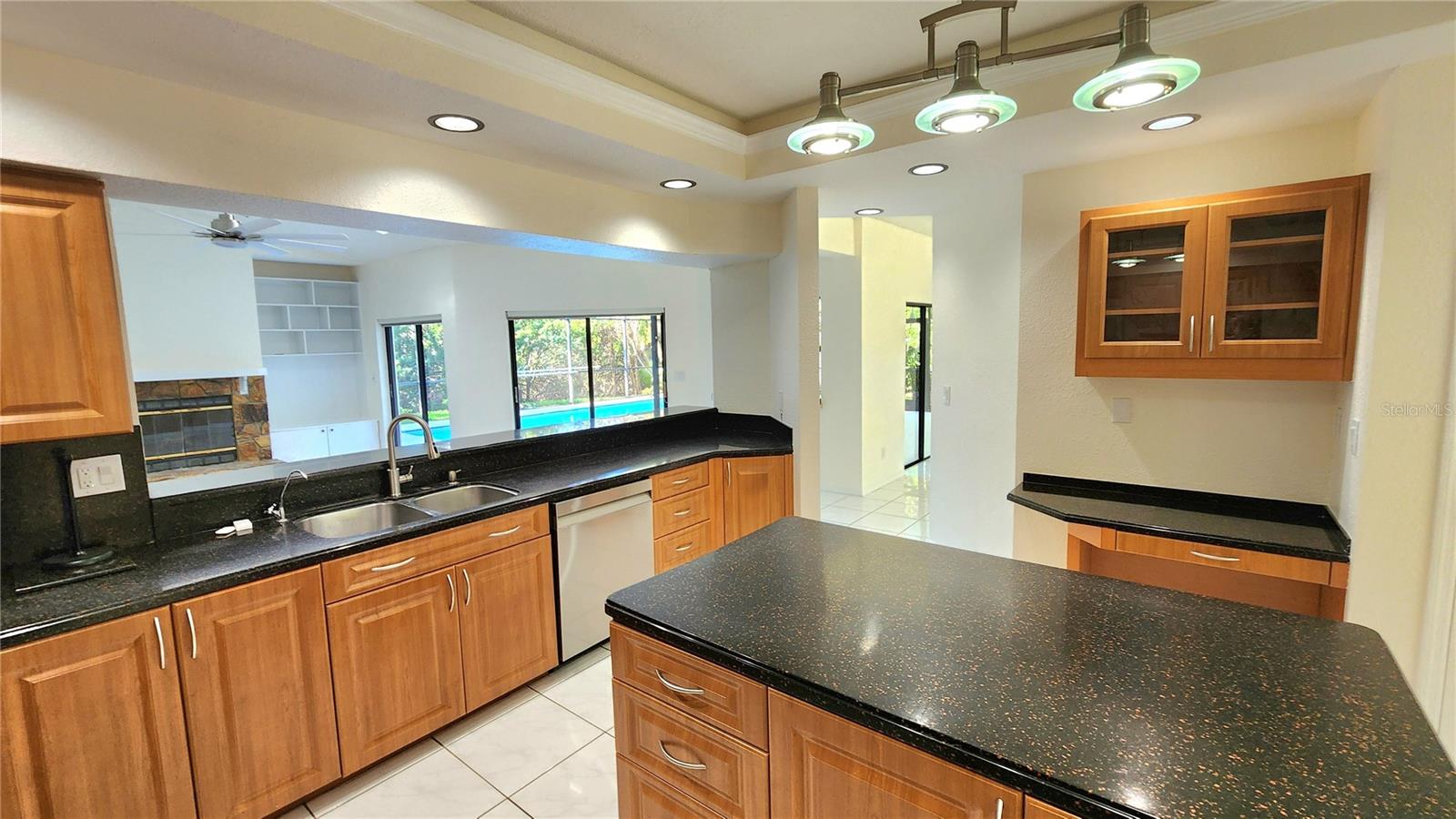 CREST SUB THE - Residential Lease