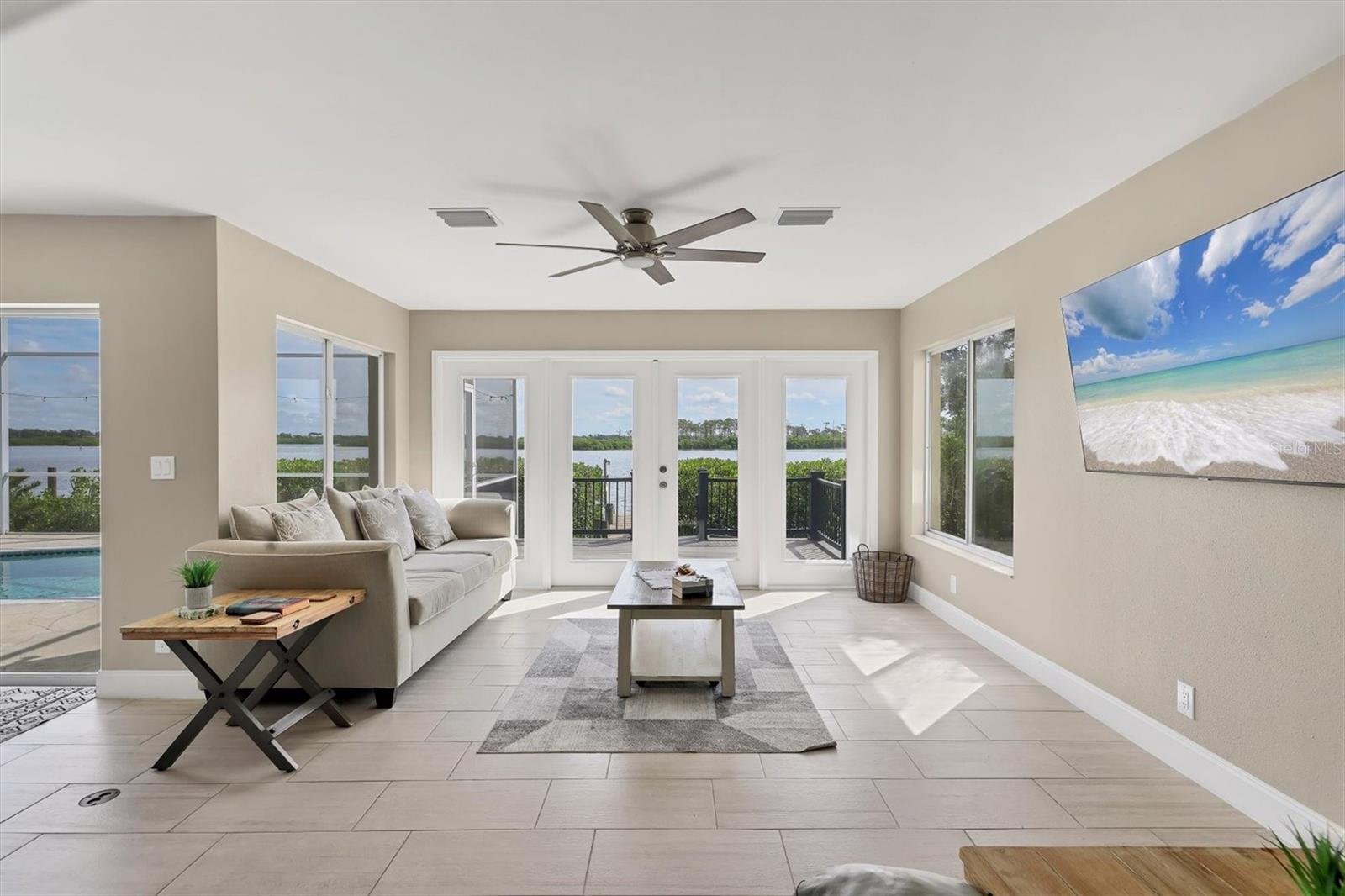 TROPICAL SHORES - Residential