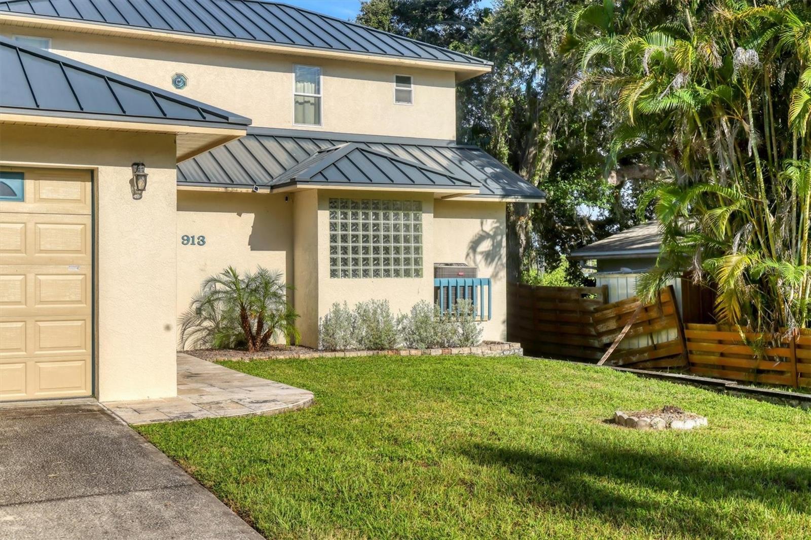 TROPICAL SHORES - Residential