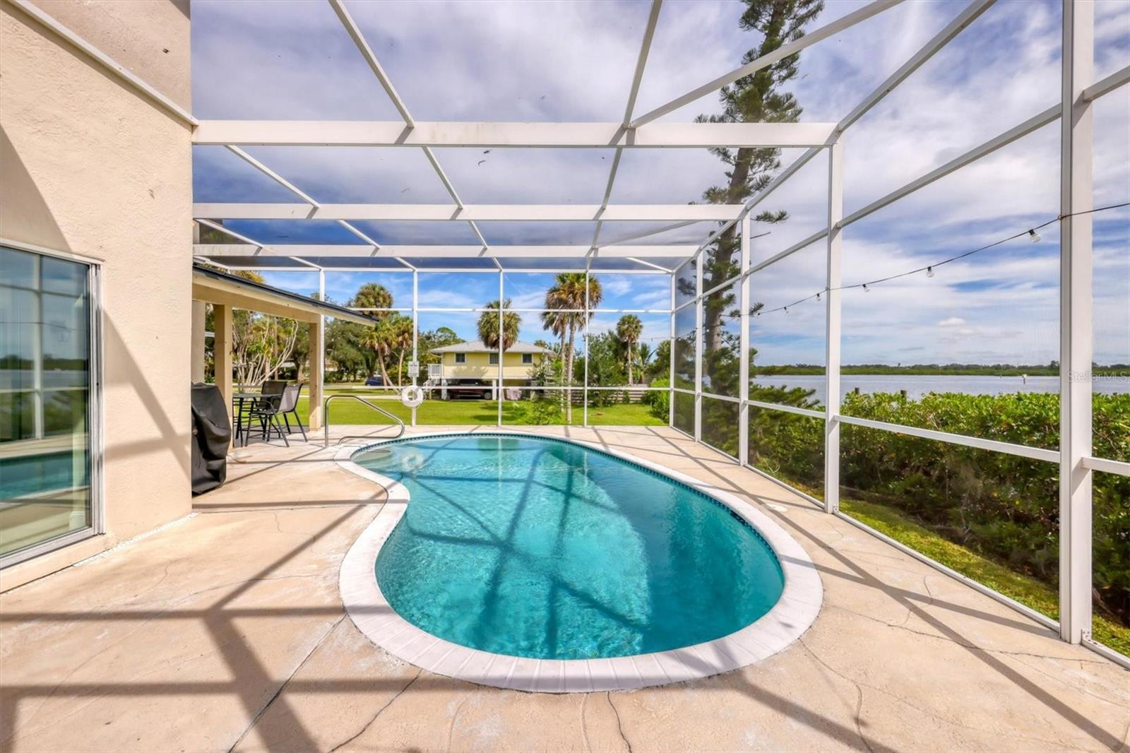 TROPICAL SHORES - Residential