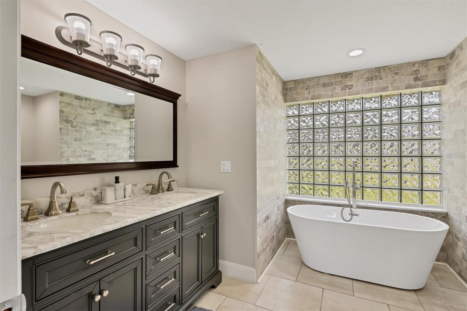 TROPICAL SHORES - Residential