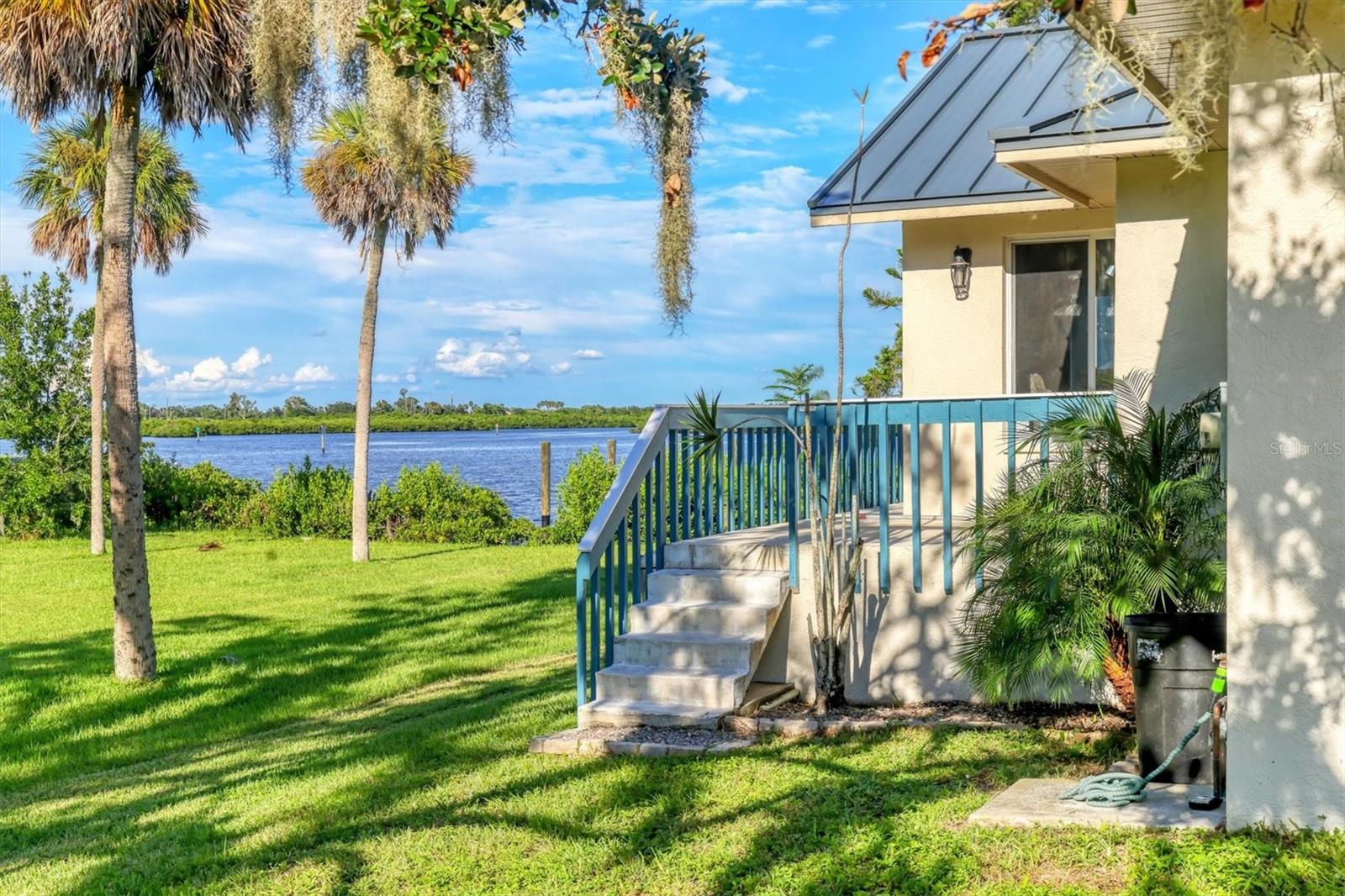 TROPICAL SHORES - Residential