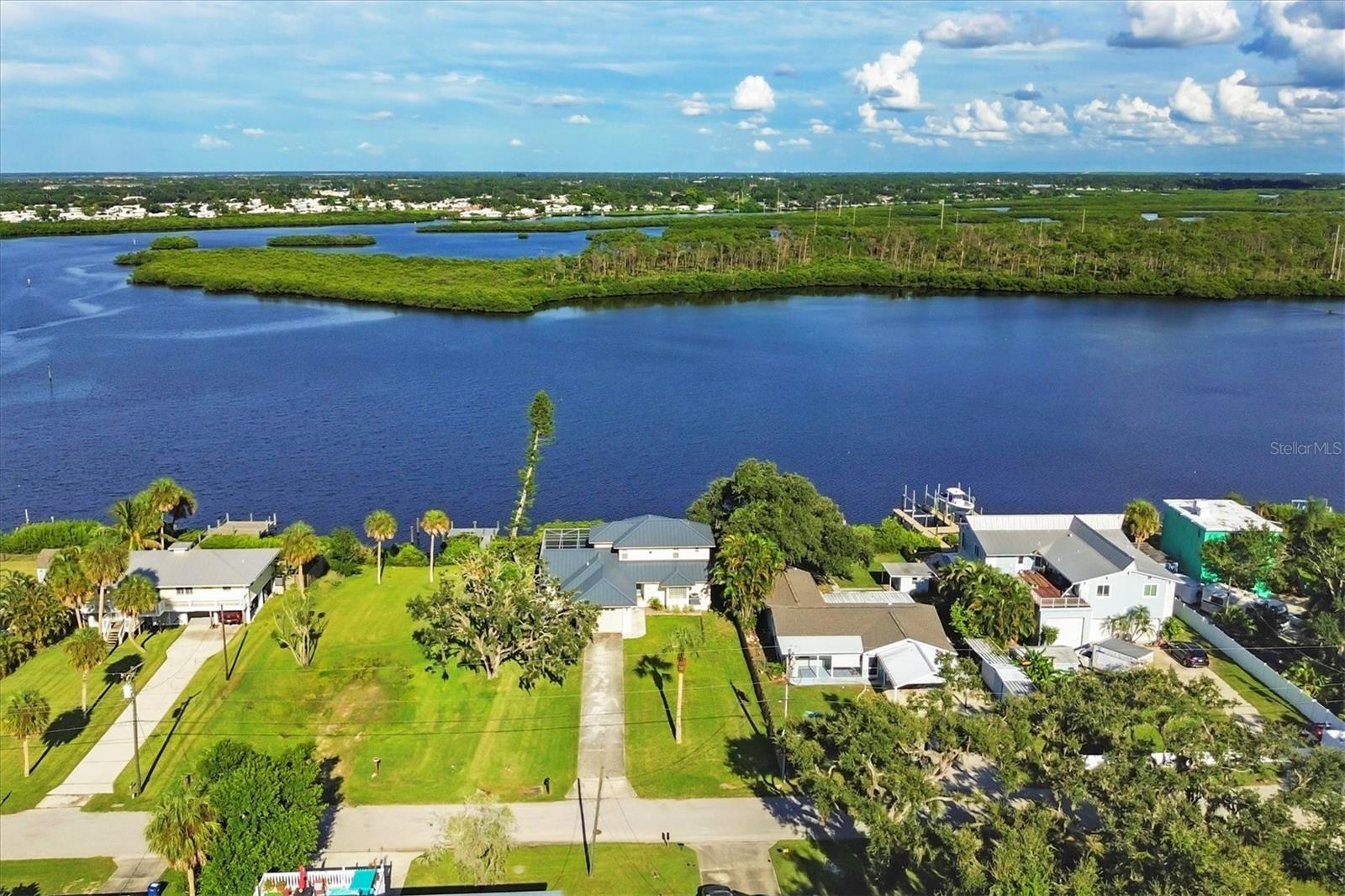 TROPICAL SHORES - Residential