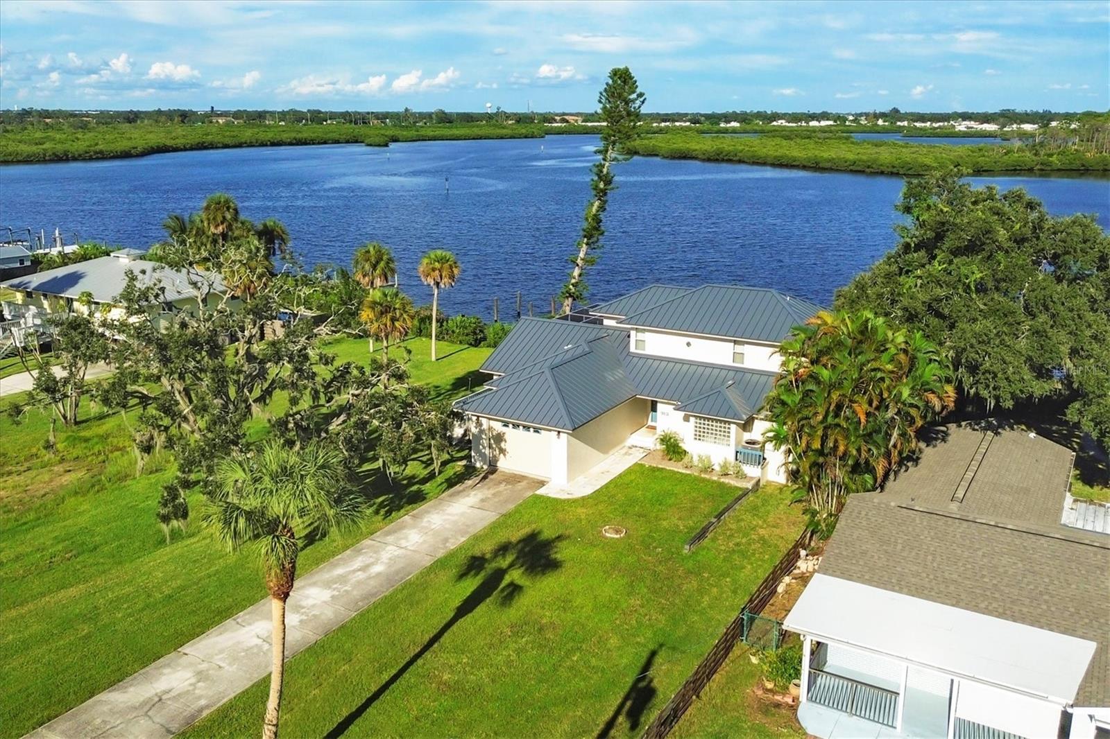 TROPICAL SHORES - Residential