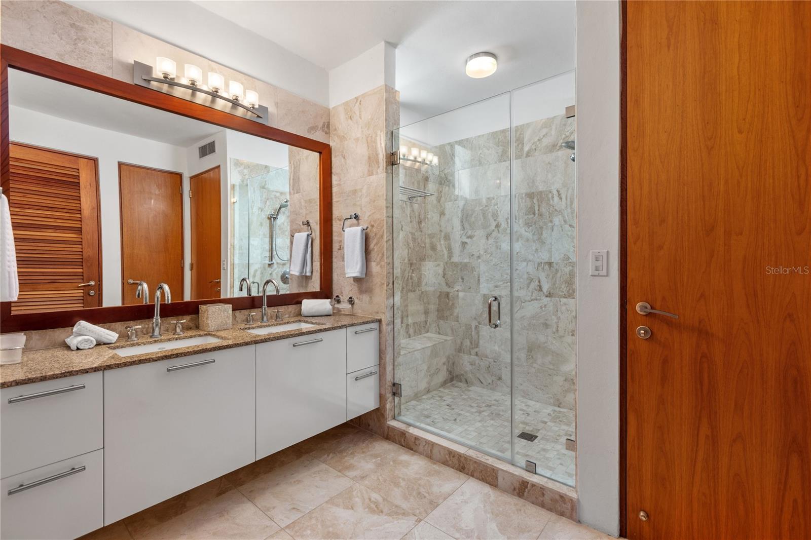 OCEAN SIXTEEN - Residential