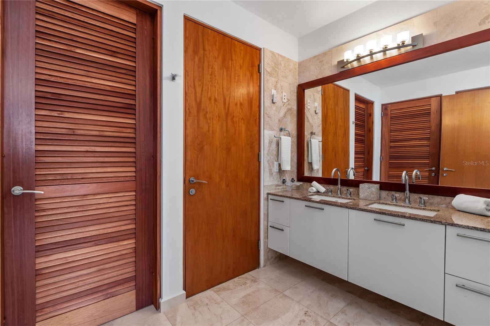 OCEAN SIXTEEN - Residential