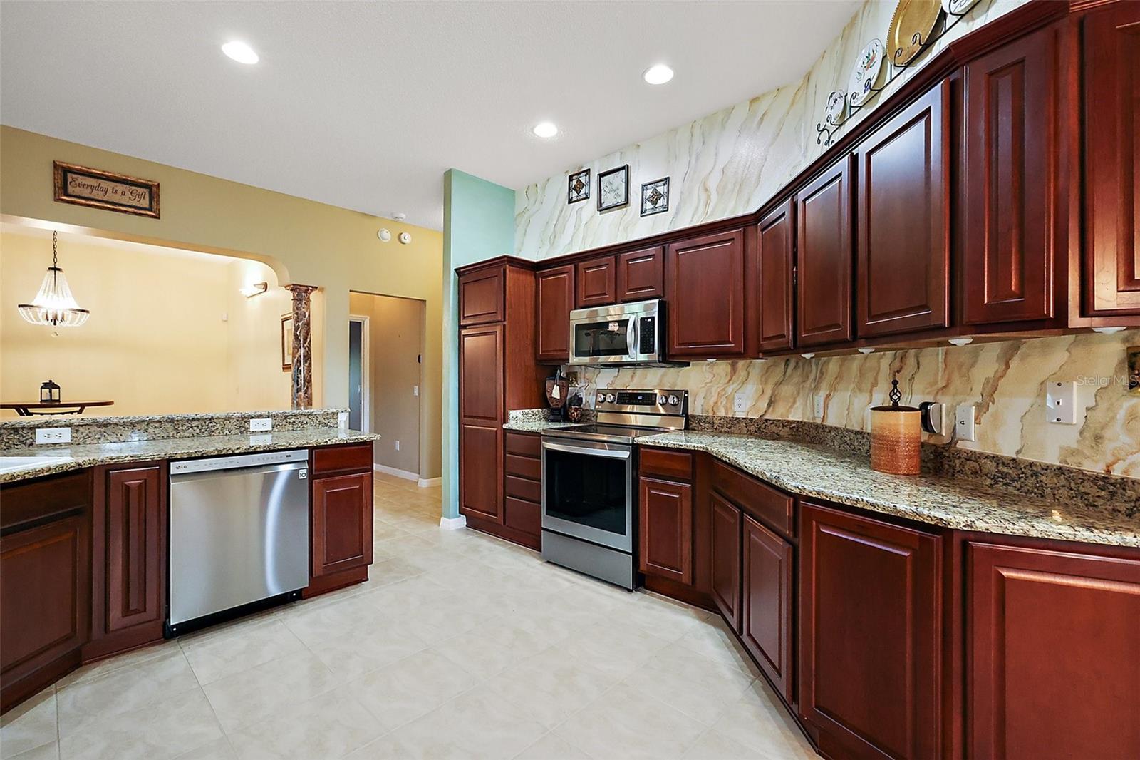 752 MAYBANK LOOP