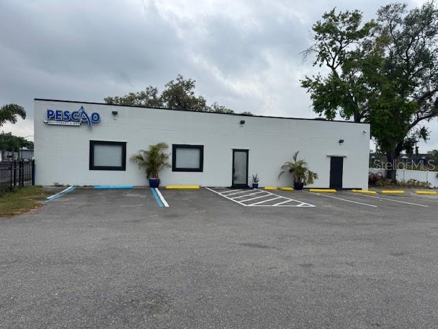 With all the attributes of a modern restaurant, spacious, with a parking area and a lake view, it awaits a new owner to continue the five-year trajectory of this business. Let's coordinate a showing for this restaurant, which operates in a stand-alone space.Fully Equipped and completely remodeled. The Restaurant is configured with a Hood kitchen area, Exterior Grease Trap, Kitchen and Refrigeration equipment, Customer Service Area with 2COP License Bar, area with tables and 56 Seats.NOT INCLUDE REAL ESTATE.