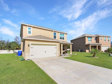 A home in TAVARES