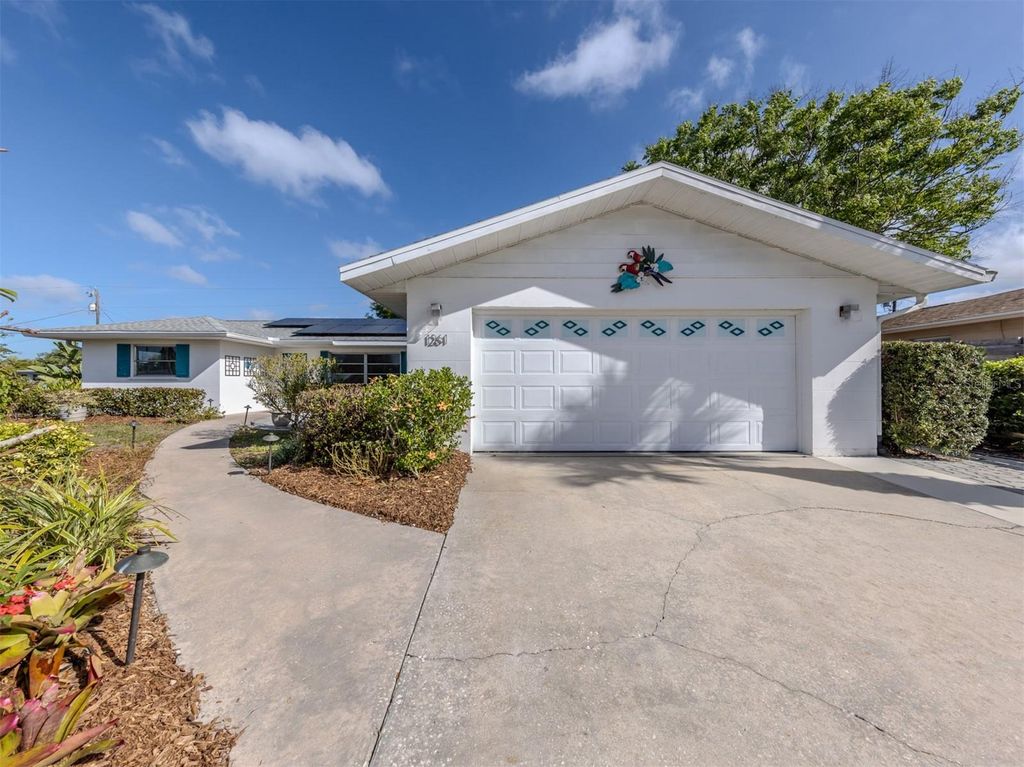 Photo of 1261 Lakeside Drive, Venice, FL 34293 (MLS # N6143560)