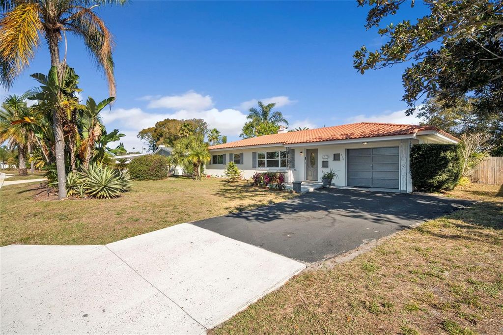 Photo of 610 Palm Avenue, Belleair, FL 33756 (MLS # TB8467970)