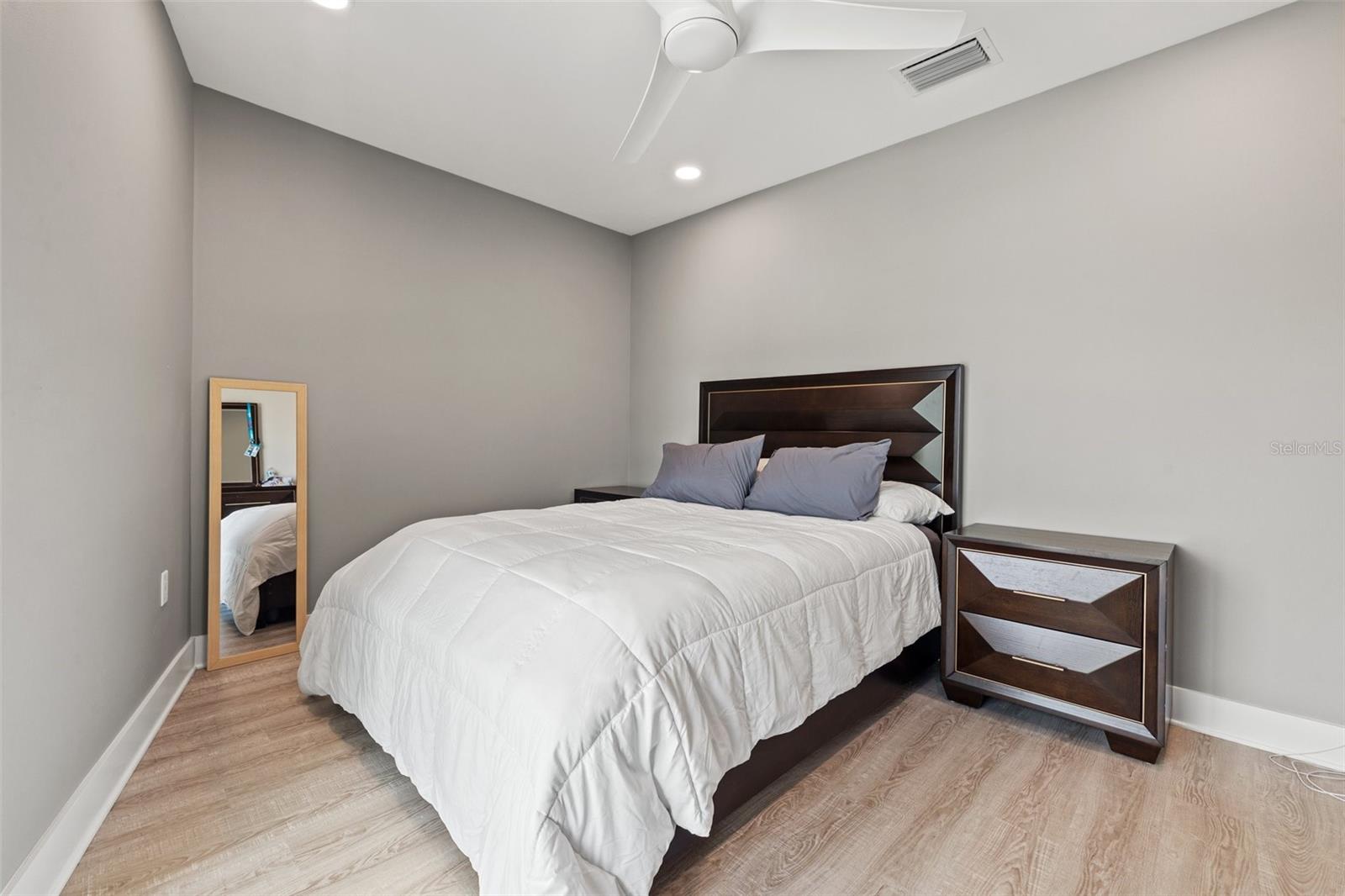 GRIFFITH CAPRI ISLE CONDO - Residential