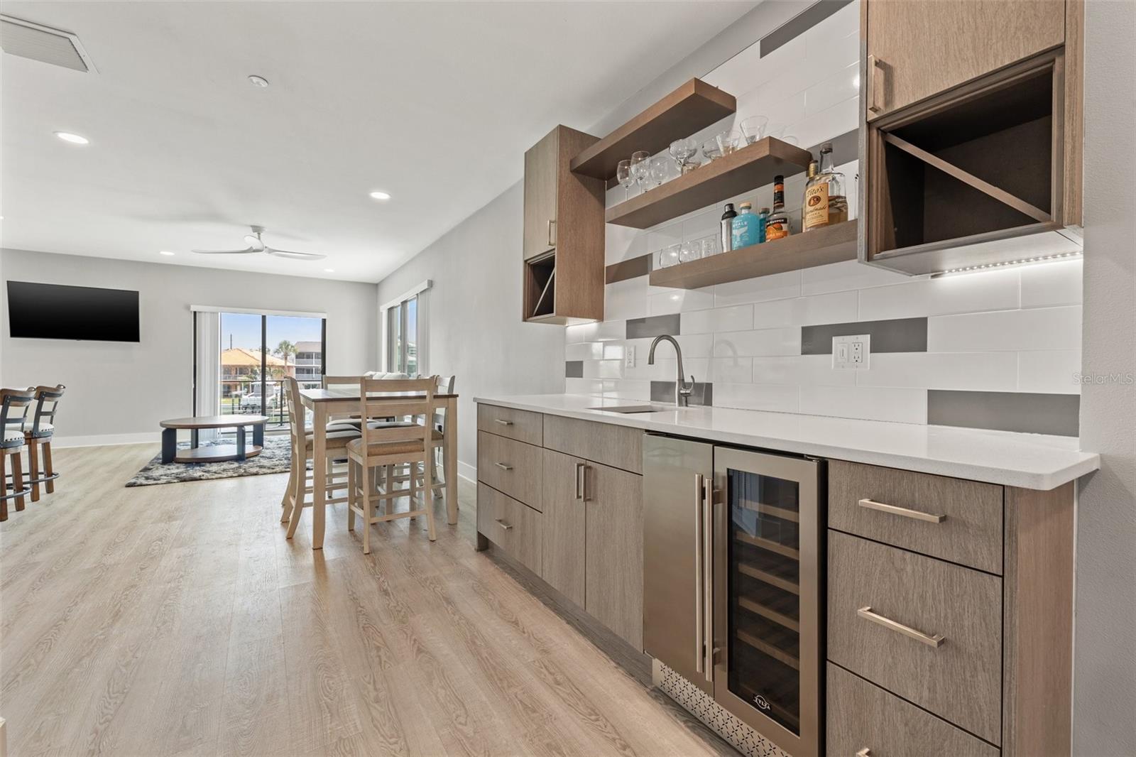 GRIFFITH CAPRI ISLE CONDO - Residential