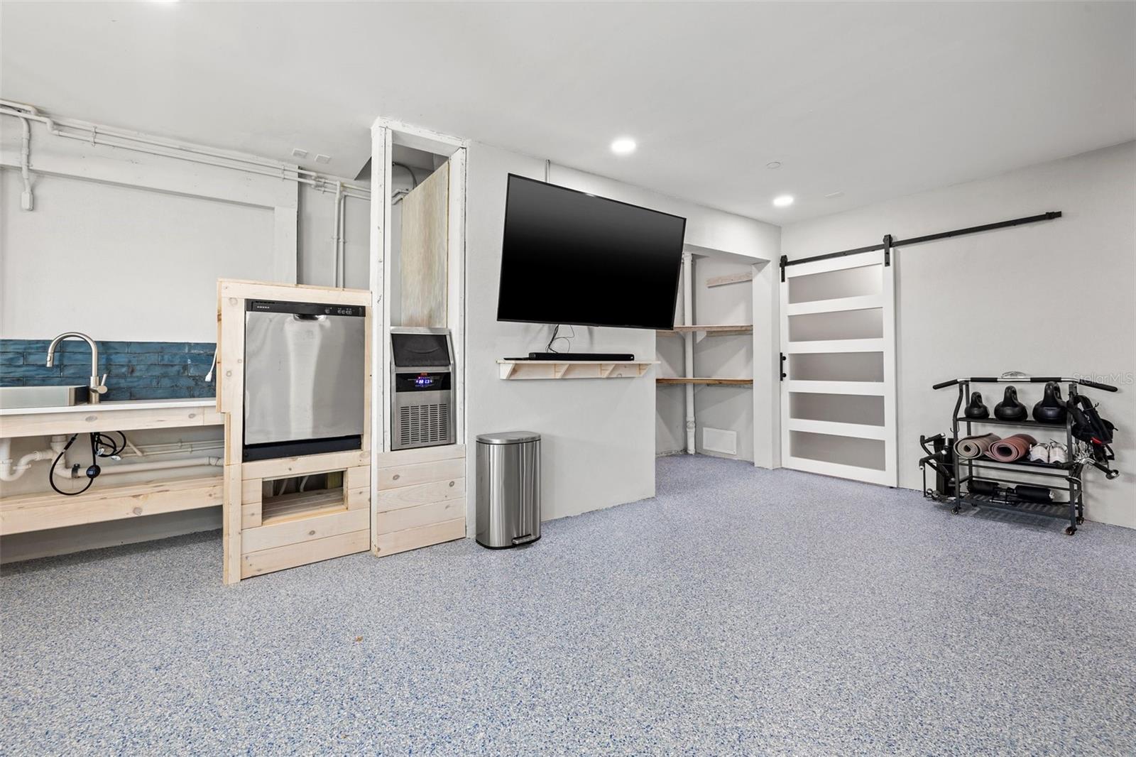 GRIFFITH CAPRI ISLE CONDO - Residential