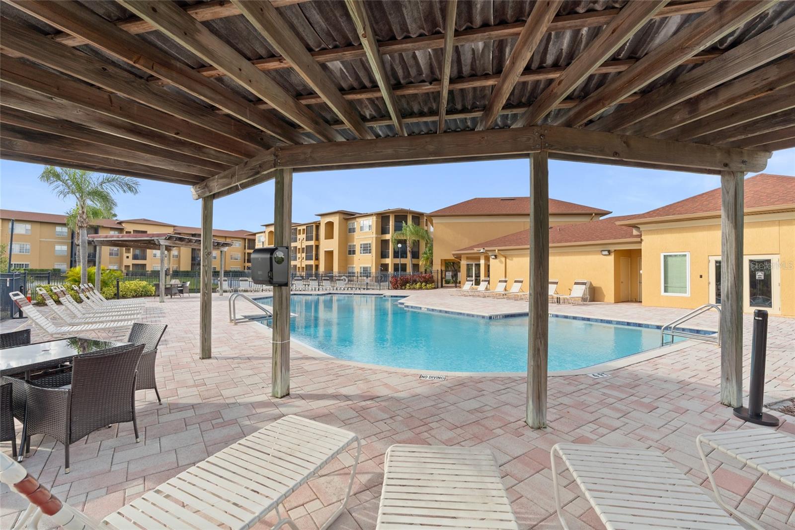 Casas a venda 3 - Jen Dantas 4333 BAYSIDE VILLAGE DRIVE 110