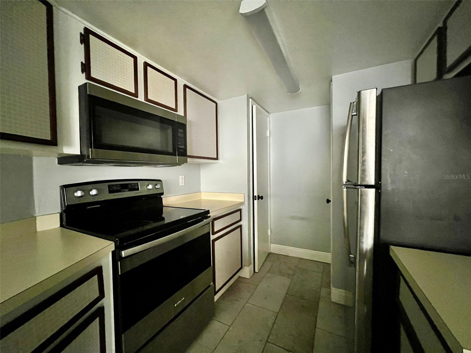 NORTH OAKS CONDO IV - Residential Lease