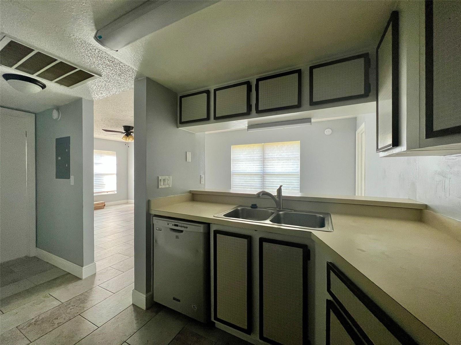 NORTH OAKS CONDO IV - Residential Lease