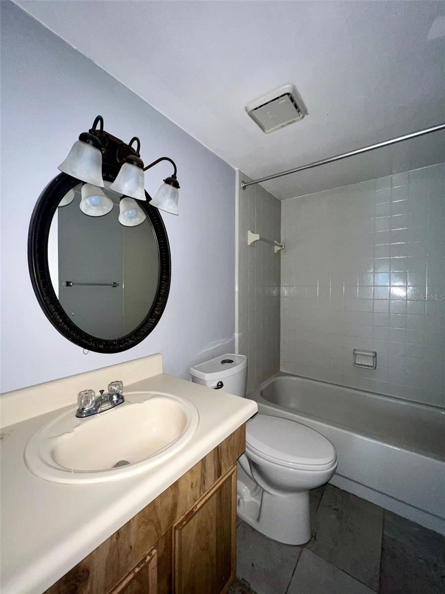 NORTH OAKS CONDO IV - Residential Lease