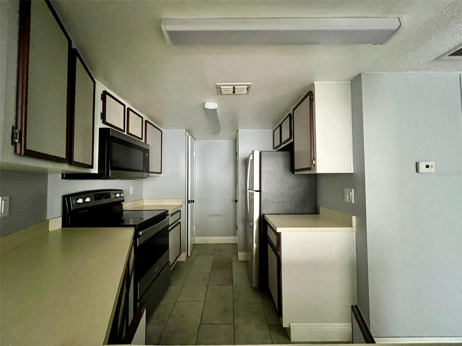 NORTH OAKS CONDO IV - Residential Lease