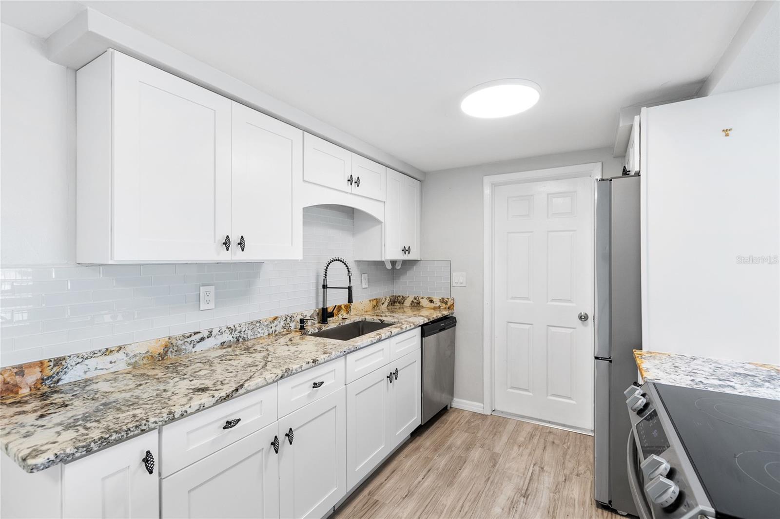 COLONIAL HILLS - Residential Lease