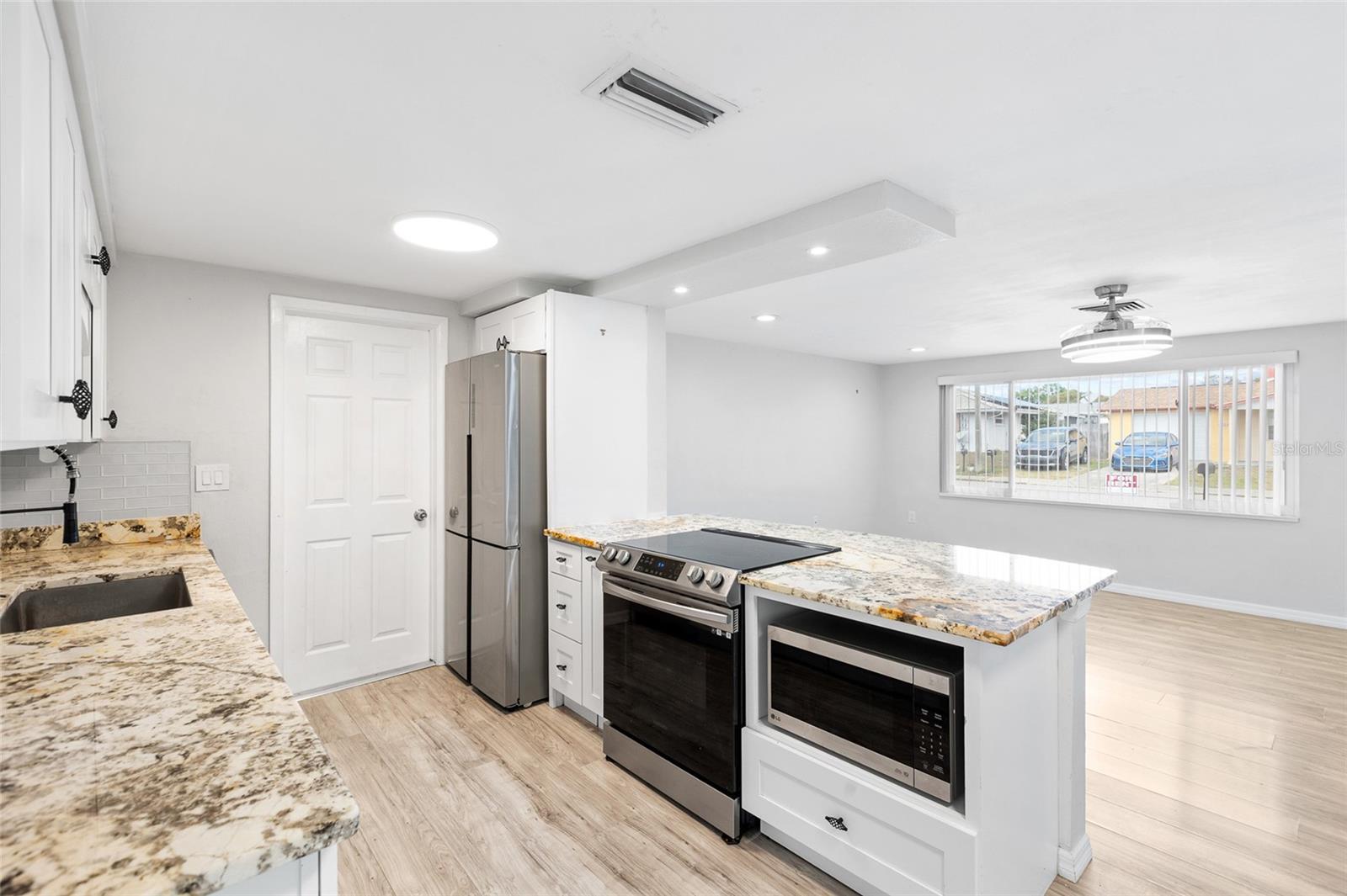 COLONIAL HILLS - Residential Lease