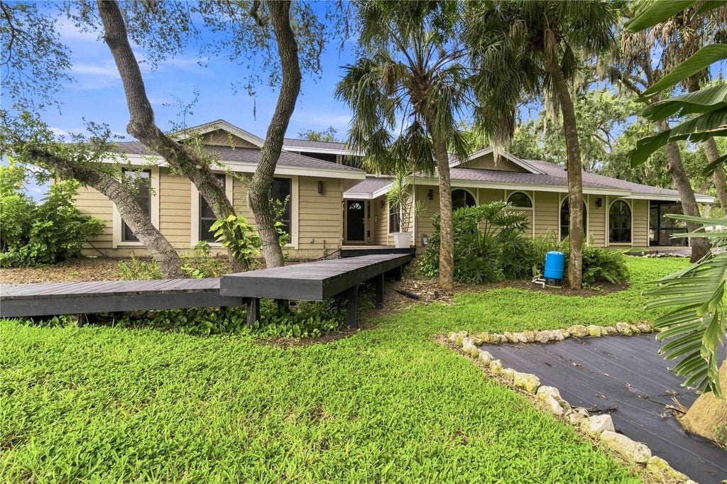 Photo of 902 Drakeswood Court, Sarasota, FL 34232 (MLS # A4705069)