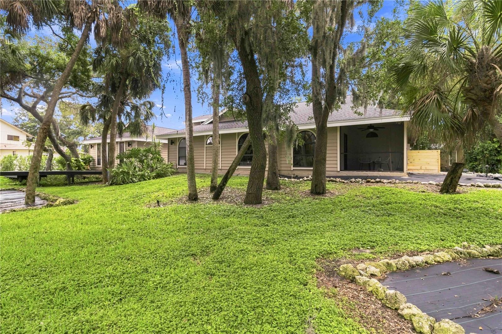 902 DRAKESWOOD COURT