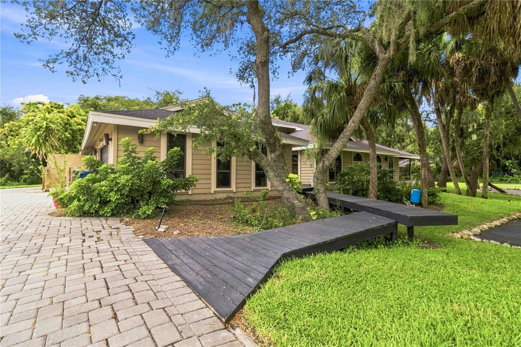 Photo of 902 Drakeswood Court, Sarasota, FL 34232 (MLS # A4705069)