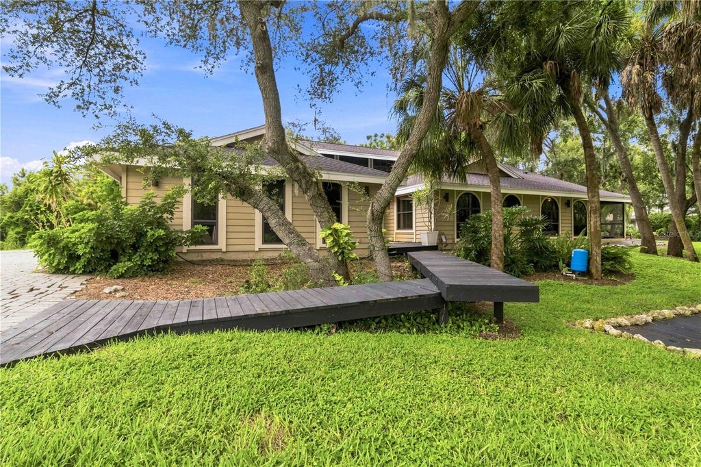 Photo of 902 Drakeswood Court, Sarasota, FL 34232 (MLS # A4705069)