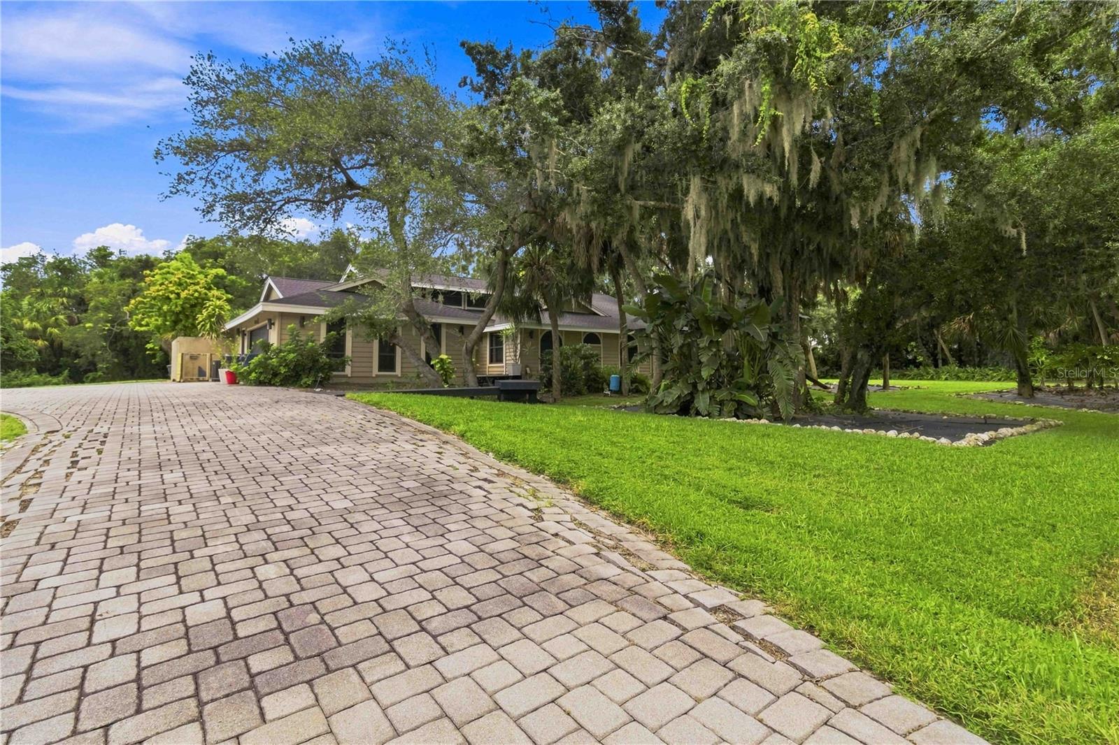 902 DRAKESWOOD COURT