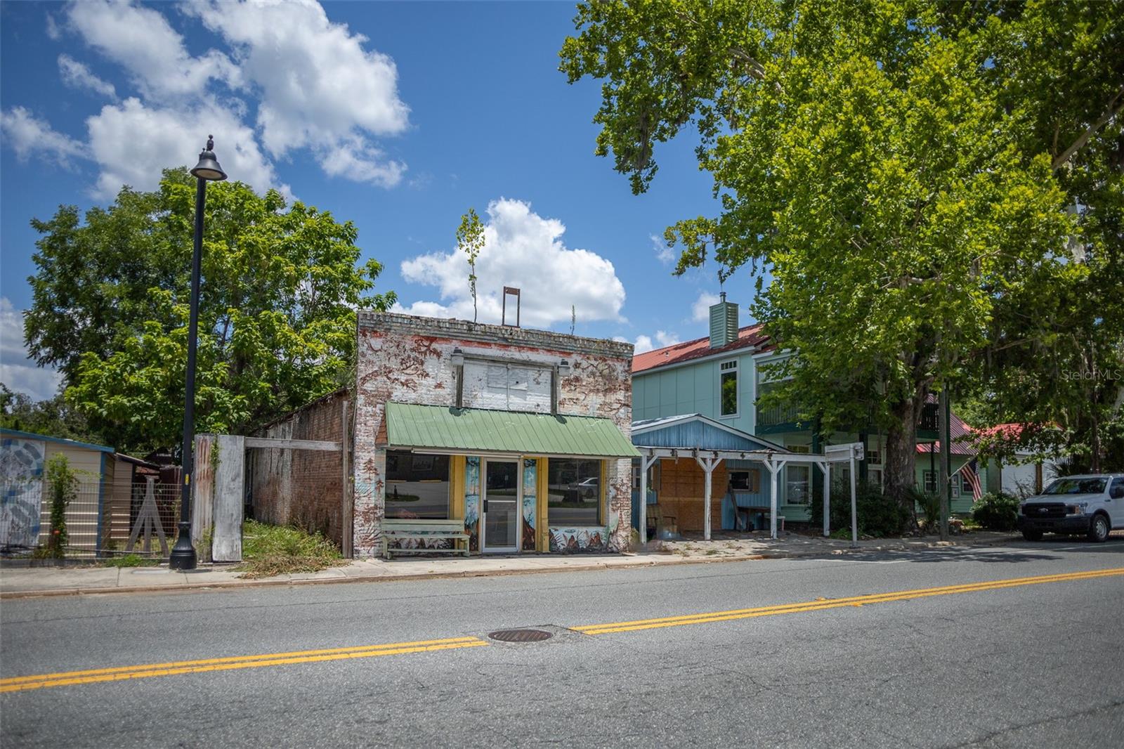 Main image without alt text