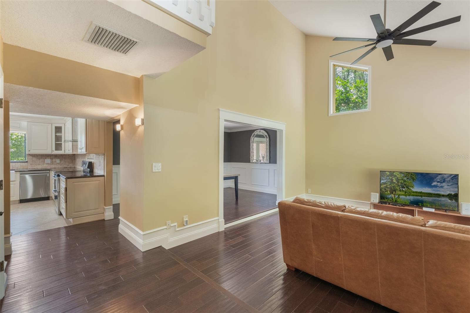 120 E GREENTREE LANE