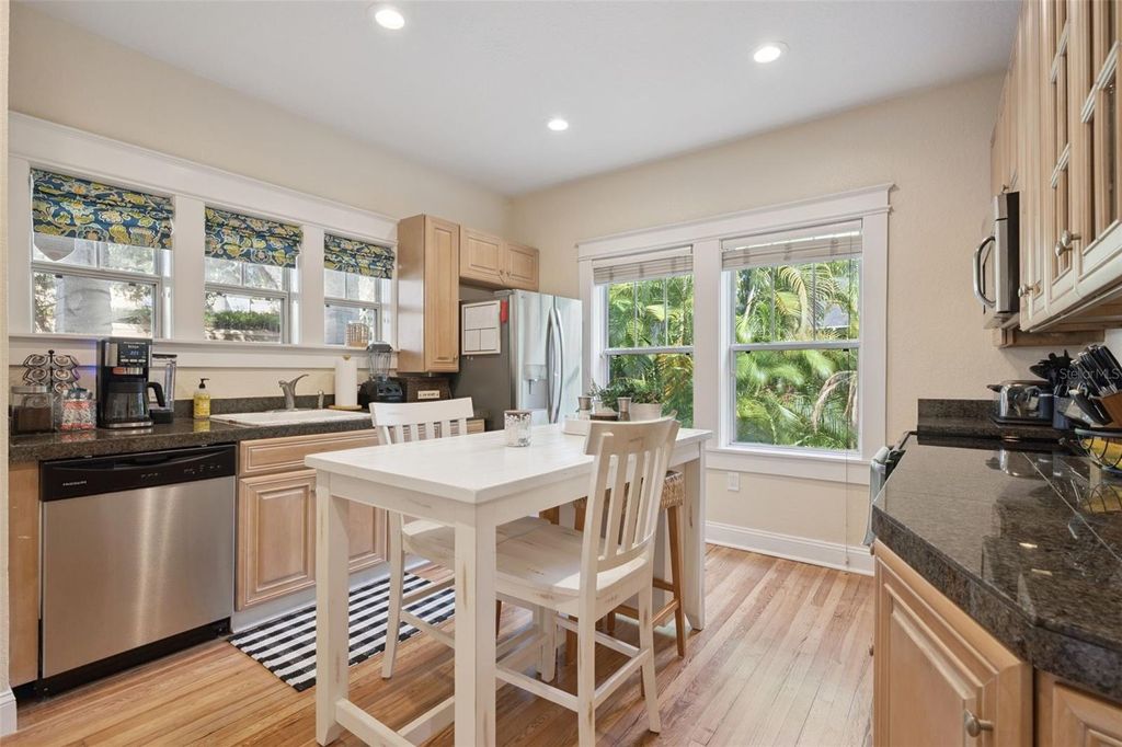 Photo of 612 E Anderson Street, Orlando, FL 32801 (MLS # O6363495)