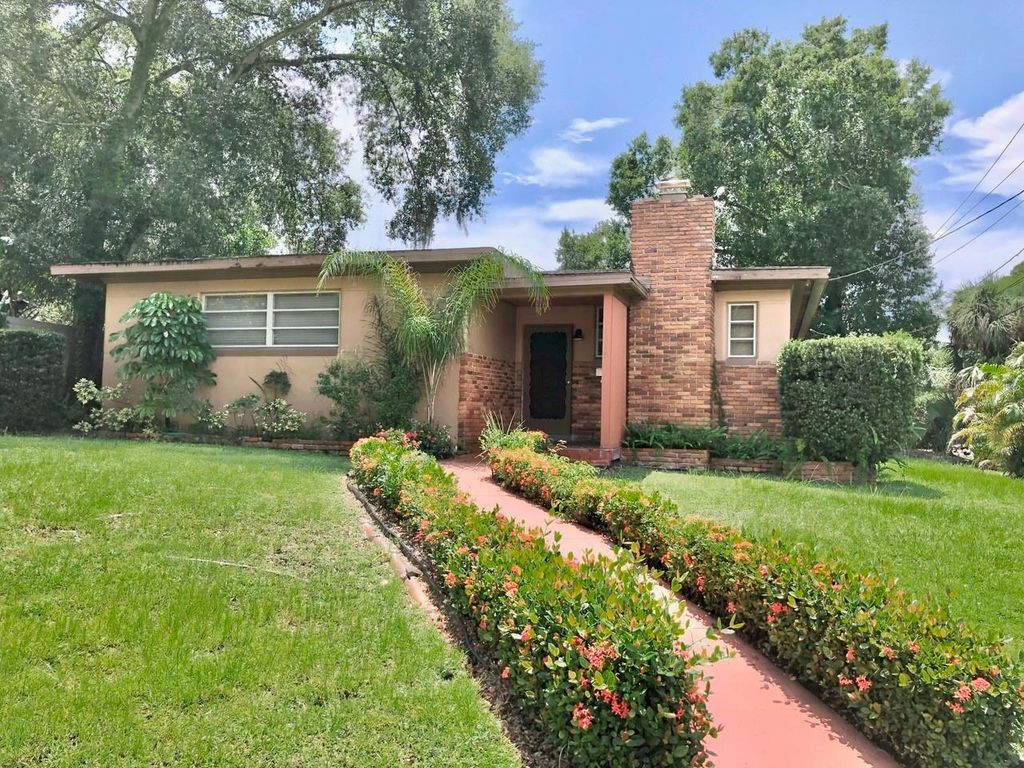 Photo of 1310 W Woodlawn Avenue, Tampa, FL 33603 (MLS # TB8503397)