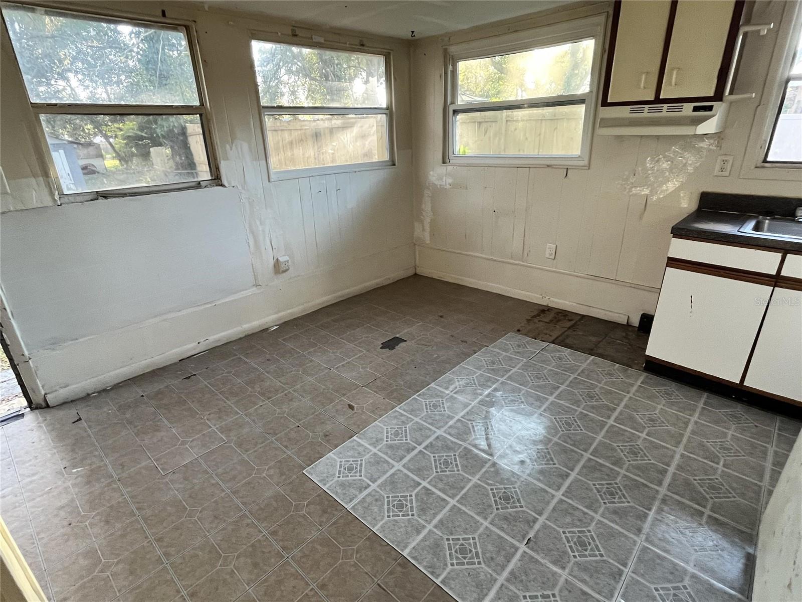 LAKE PARKER TERRACE SUB - Residential Lease