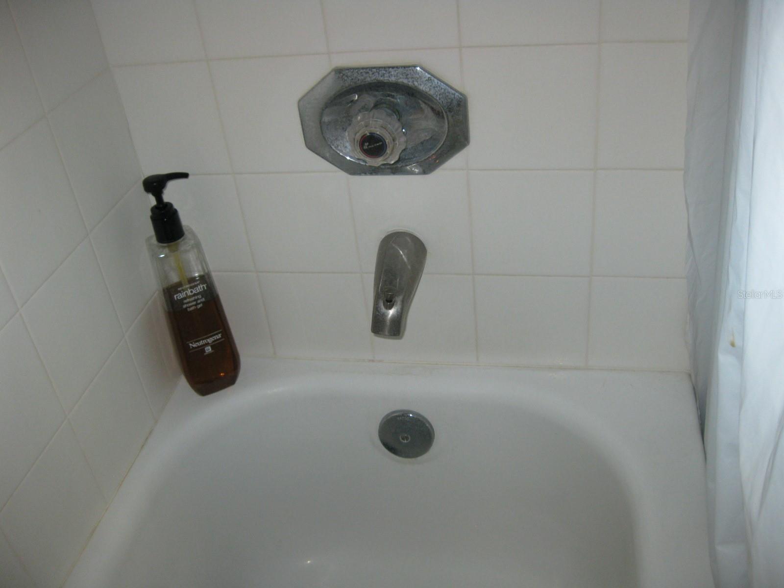 FOX LAKE TWNHMS - Residential Lease