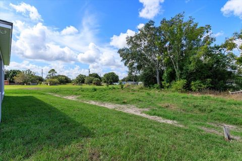 A home in LAKE WALES