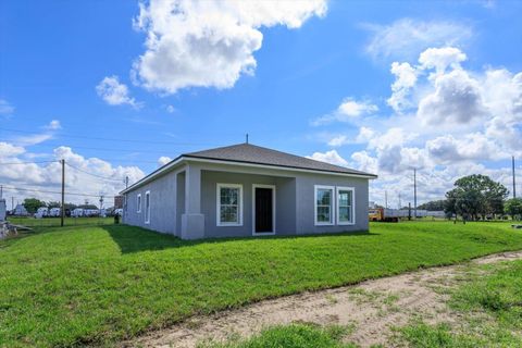 A home in LAKE WALES