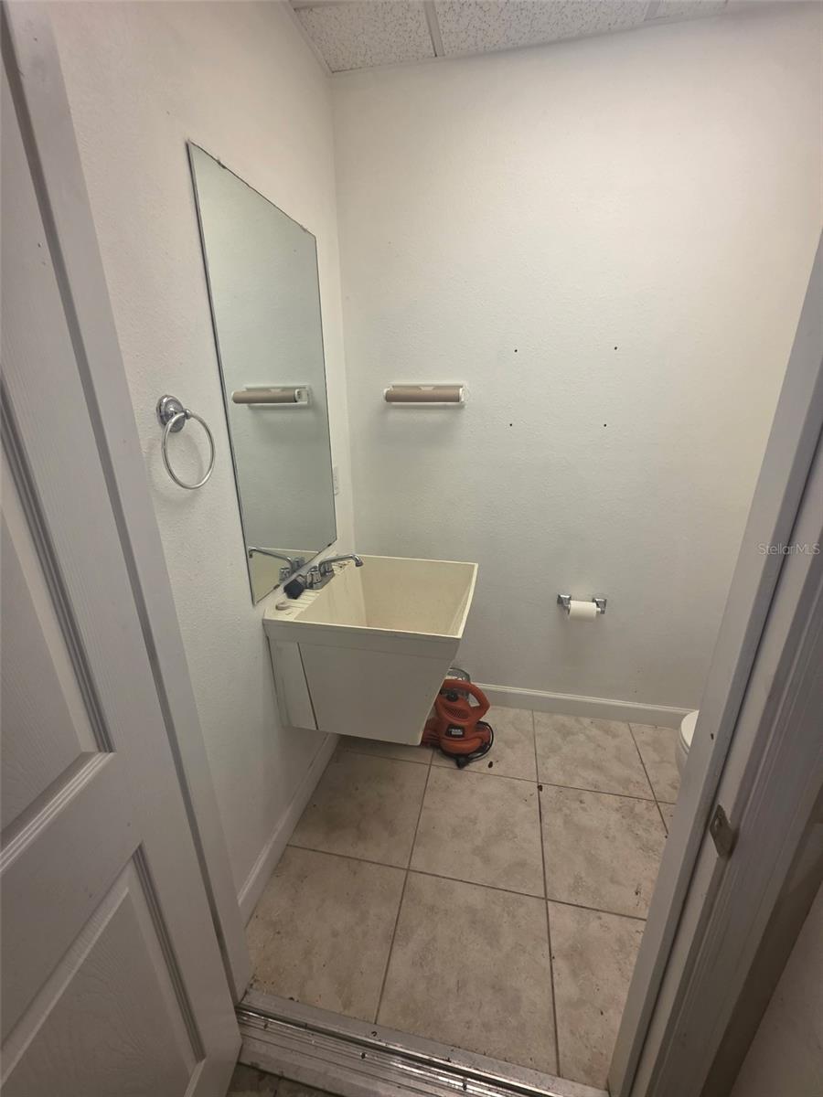 TAVARES LAKESIDE COMMERCE CENTER - Commercial Lease