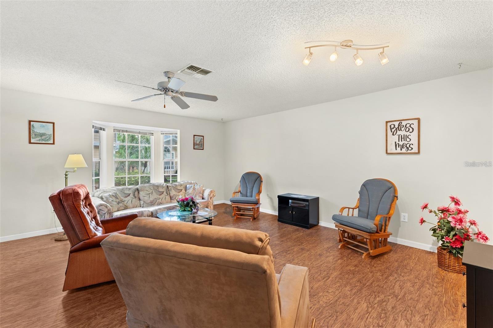 FOX LAKE TWNHMS - Residential Lease