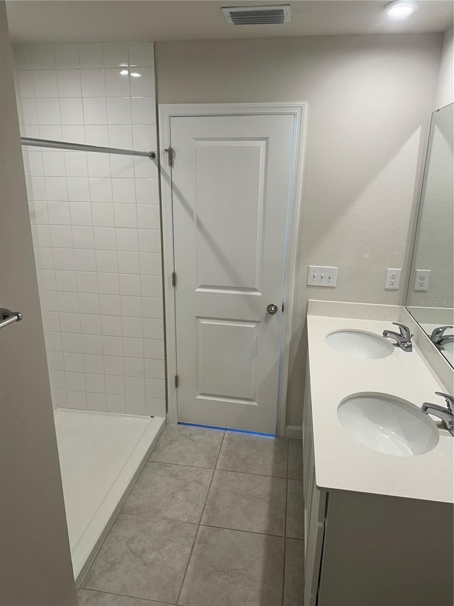 AVALON WOODS PH II - Residential Lease