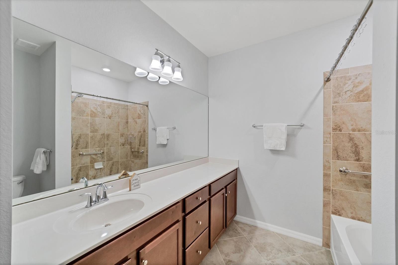 GRAN PARADISO TWNHMS 1B - Residential Lease