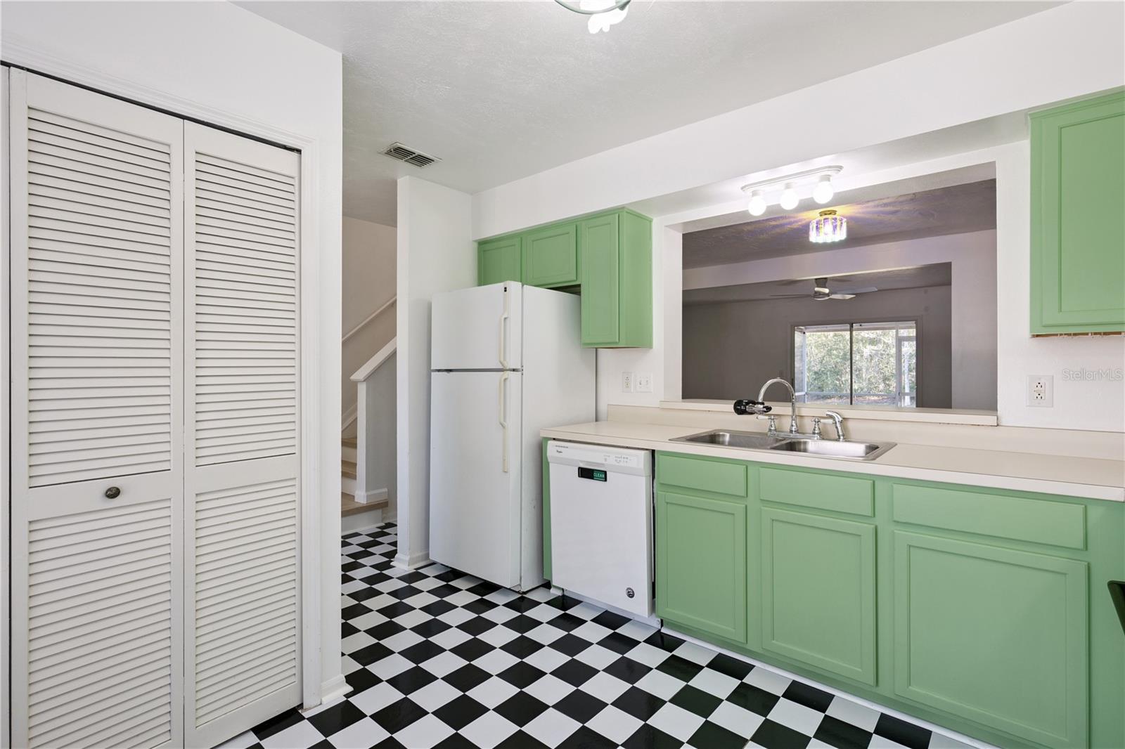 565 GREEN SPRING CIRCLE