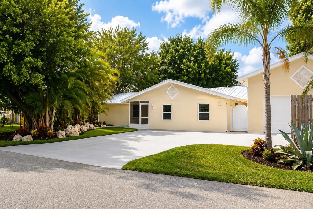 Photo of 308 Cypress Road, Venice, FL 34293 (MLS # A4704696)