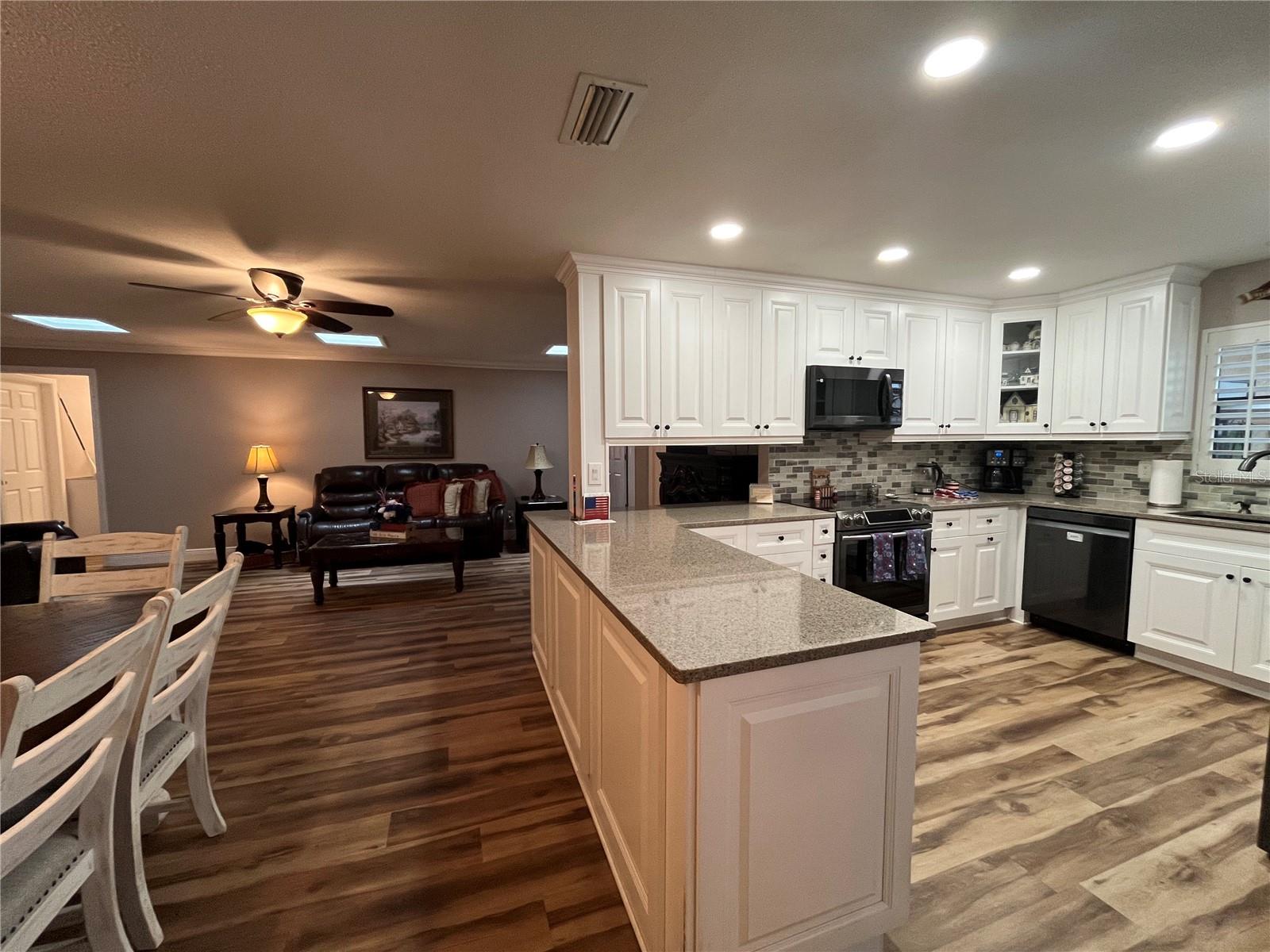 915 ROLLING HILLS DRIVE