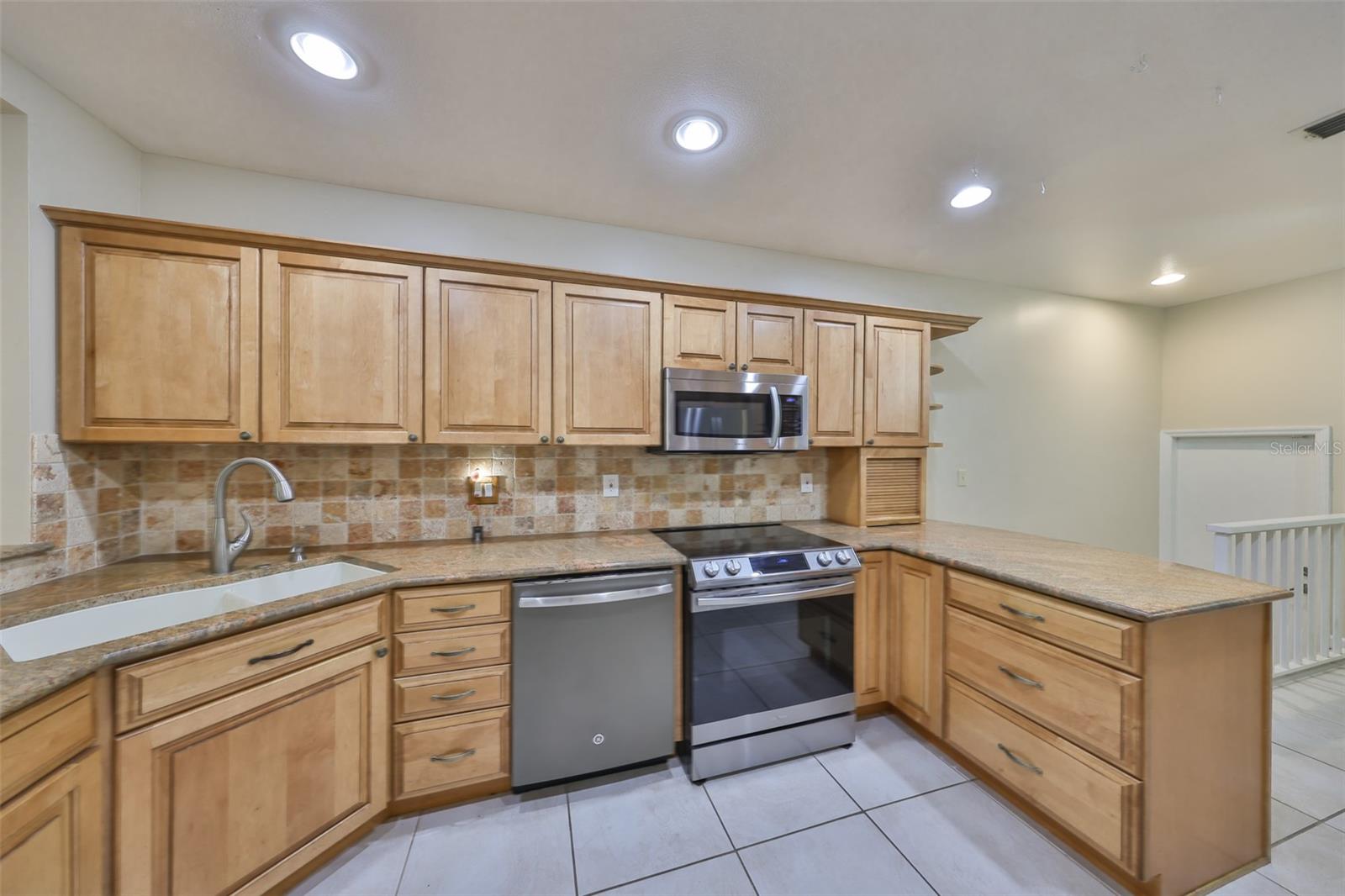 903 PINELLAS BAYWAY S 302