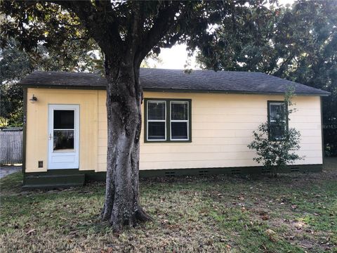 A home in AUBURNDALE