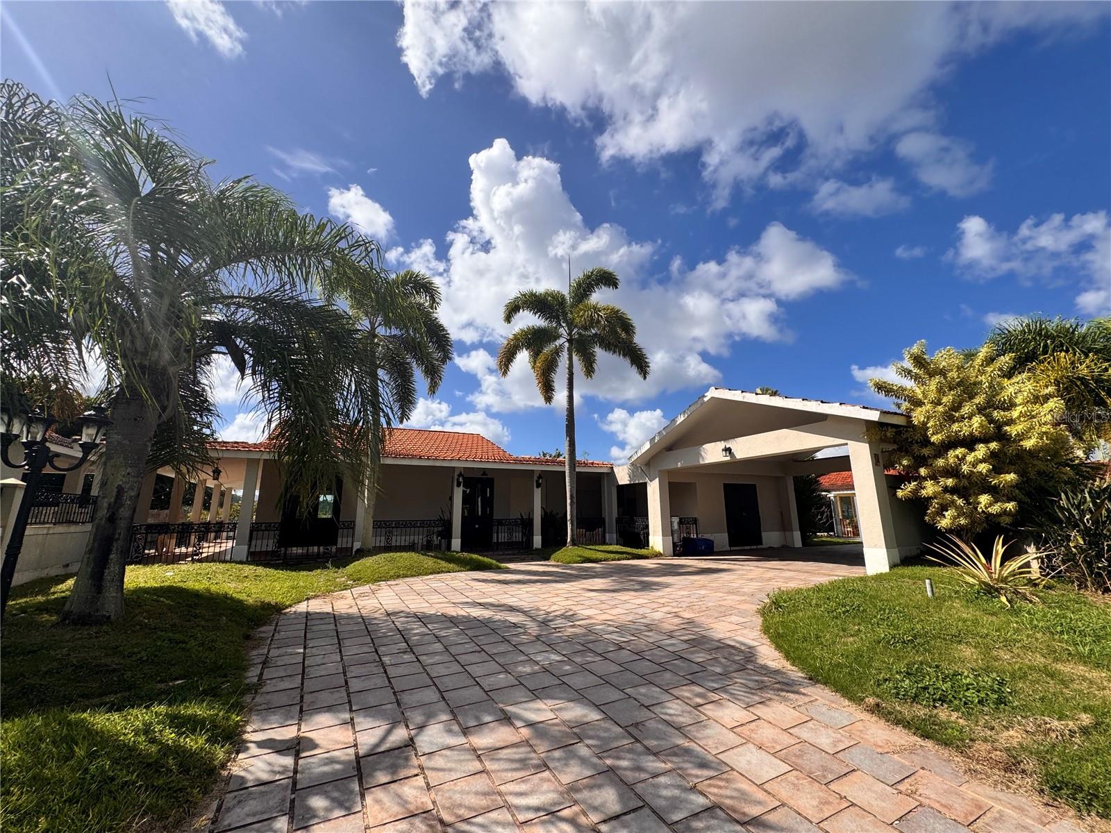 Live in a gated community. This beautiful corner residence features 4 Bedrooms / 3.5 Bathrooms and includes:
• Private pool
• Gazebos and recreational areas
• Solar panels
• Paved driveway
• Guaranteed security and peace of mind
Asking Price: $600,000
