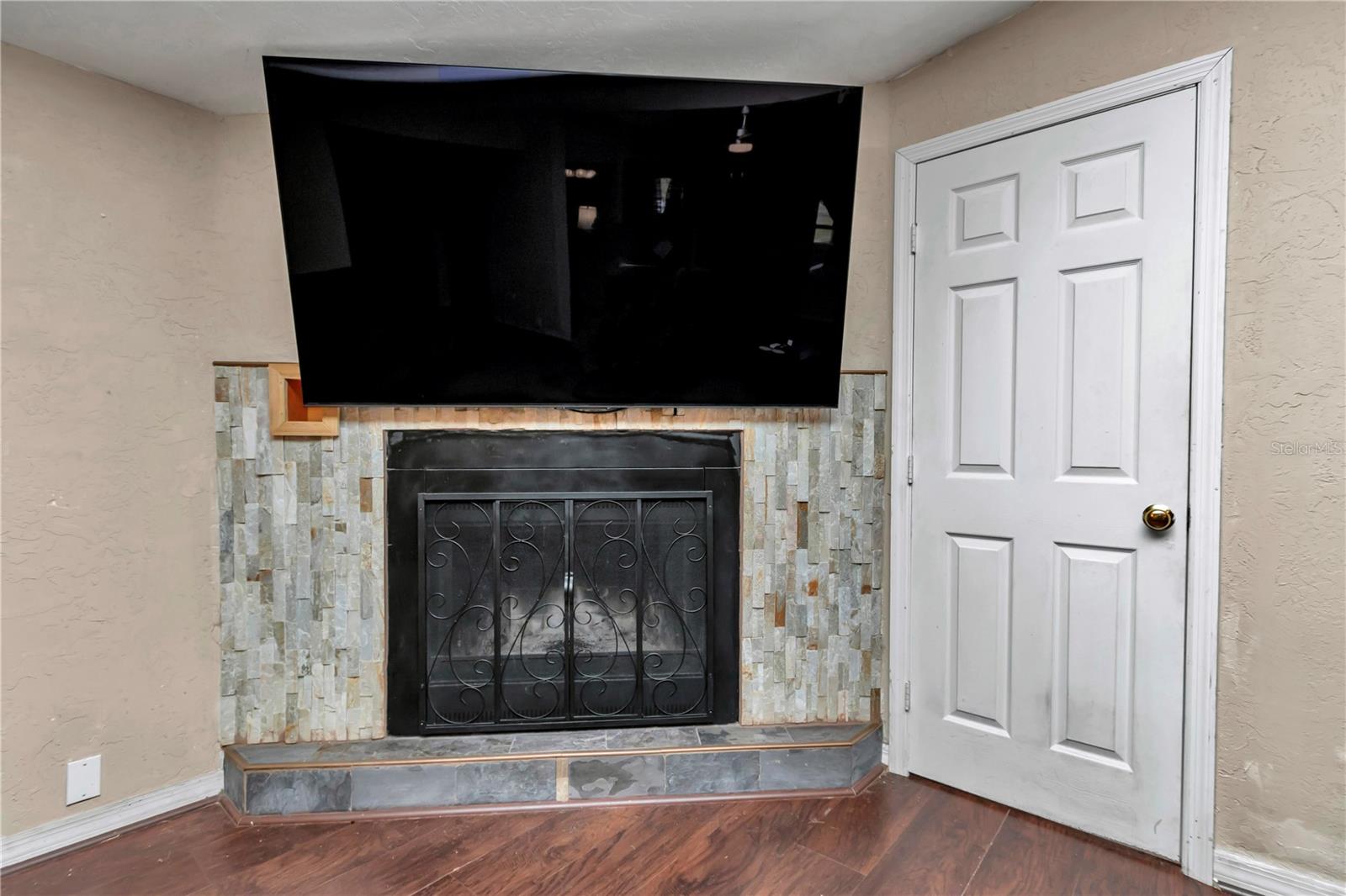 LAKE LOCHLOOSE SHORES - Residential